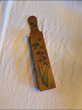2/40$ Vintage Brown Wood Floral Wall Paddle Shelf